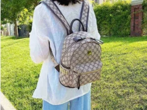 Sac à dos tendance marron motif monogramme – éléga