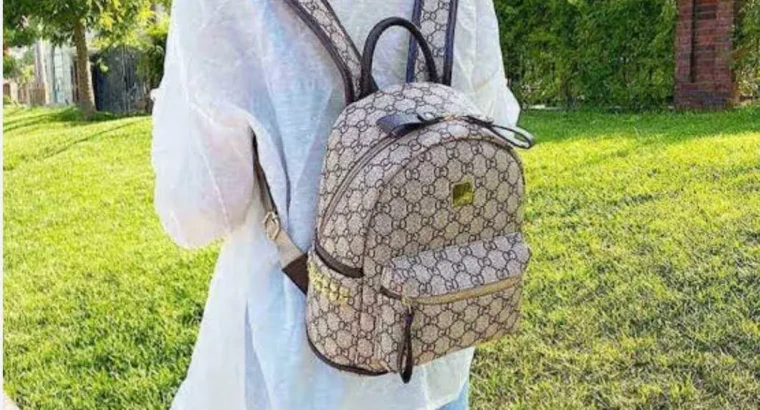 Sac à dos tendance marron motif monogramme – éléga