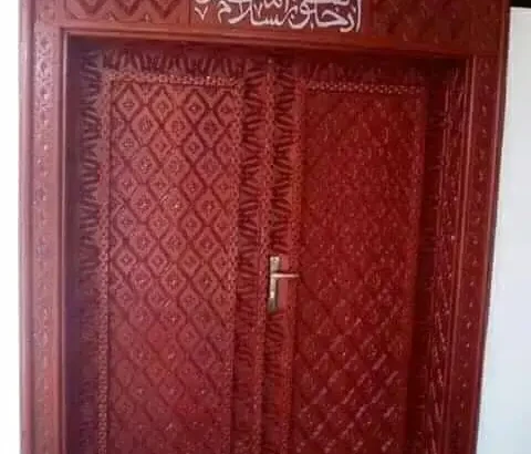 Porte en bois massif sculptée