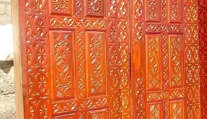 Porte en bois massif sculptée