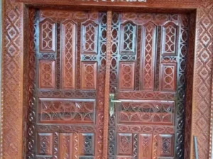 Porte en bois massif sculptée