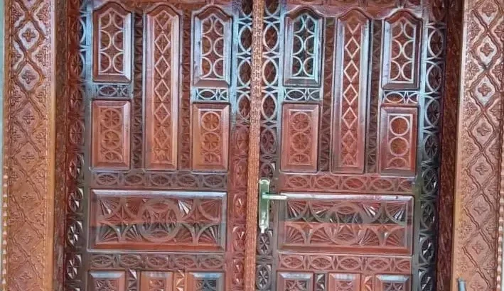 Porte en bois massif sculptée