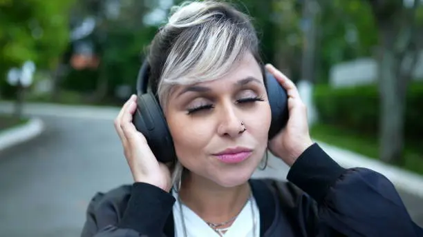 Best Noise-Canceling Headphones provides, instead, an astounding level of immersion in sound.