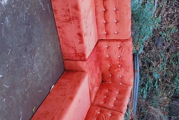 Canapé d’angle capitonné en velours premium