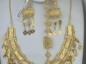 Parure de Bijoux Dorée Élégance Royale – Collier, Boucles d’Oreilles et Bracelet