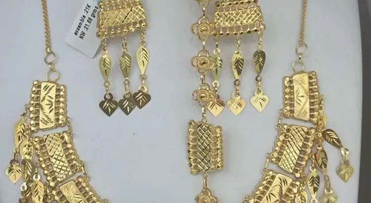 Parure de Bijoux Dorée Élégance Royale – Collier, Boucles d’Oreilles et Bracelet