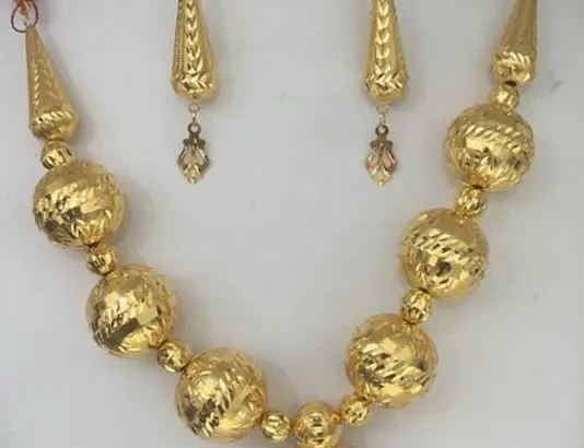 Parure de Bijoux Dorée Élégance Royale – Collier, Boucles d’Oreilles et Bracelet