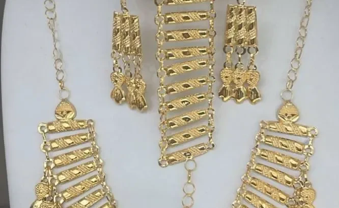 Parure de Bijoux Dorée Élégance Royale – Collier, Boucles d’Oreilles et Bracelet