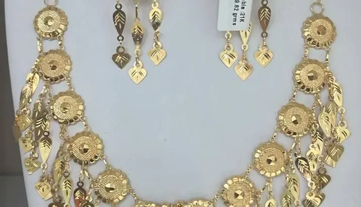 Parure de Bijoux Dorée Élégance Royale – Collier, Boucles d’Oreilles et Bracelet