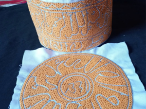 Cofiya Traditionnel Comorien Brodé – Élégance et Savoir-Faire