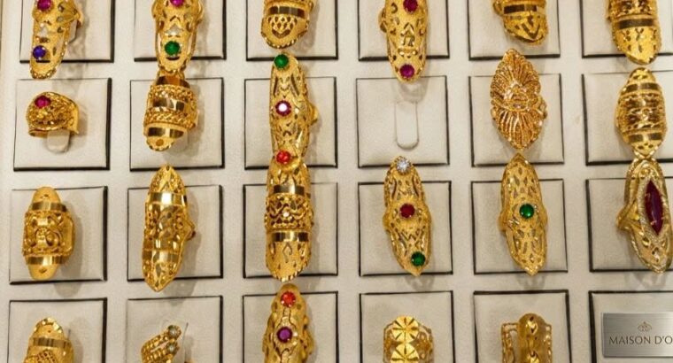 Collection de bagues dorées élégantes avec pierres colorées