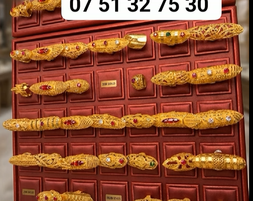 Collection de bagues dorées élégantes avec pierres colorées