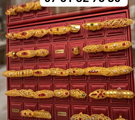Collection de bagues dorées élégantes avec pierres colorées